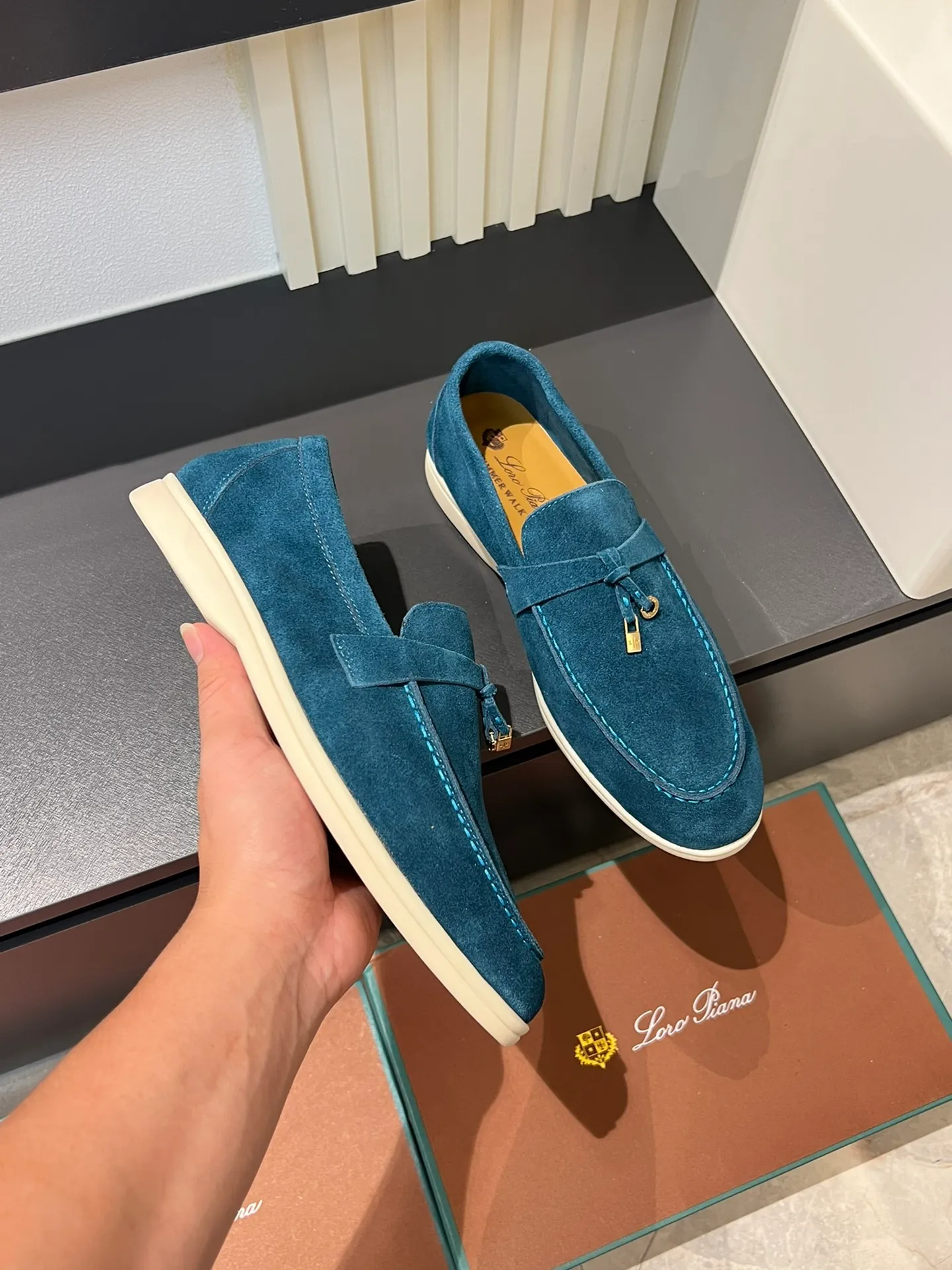 Men's shoes 💰p360 "Loro men's shoes 💰pian'*" Classic L men's shoes for couples 💰p Top version British flat loafers, a must-have item in old money style, the minimalist design is eye-catching and durable, a plus point for dressing The soft foot feel and texture are outstanding. They don’t scratch your feet and are very nice. They are matched with soft and waxy soles. They can be worn daily for a long time without getting tired. They are easy to wear, versatile and classic items, with perfect foot feel and texture! Imported cashmere fabric, the lining is made of imported A-grade water-dyed cow lining, the top version of the genuine leather midsole is sewn with pure handmade mark thread! Size: Female 35-40 (34. Customized) Male 38-44 (45.46. Customized)